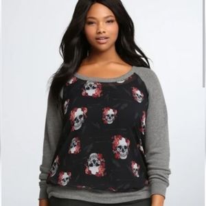 Torrid Grey Raglan Sweater with Skulls and Roses (size 0)
